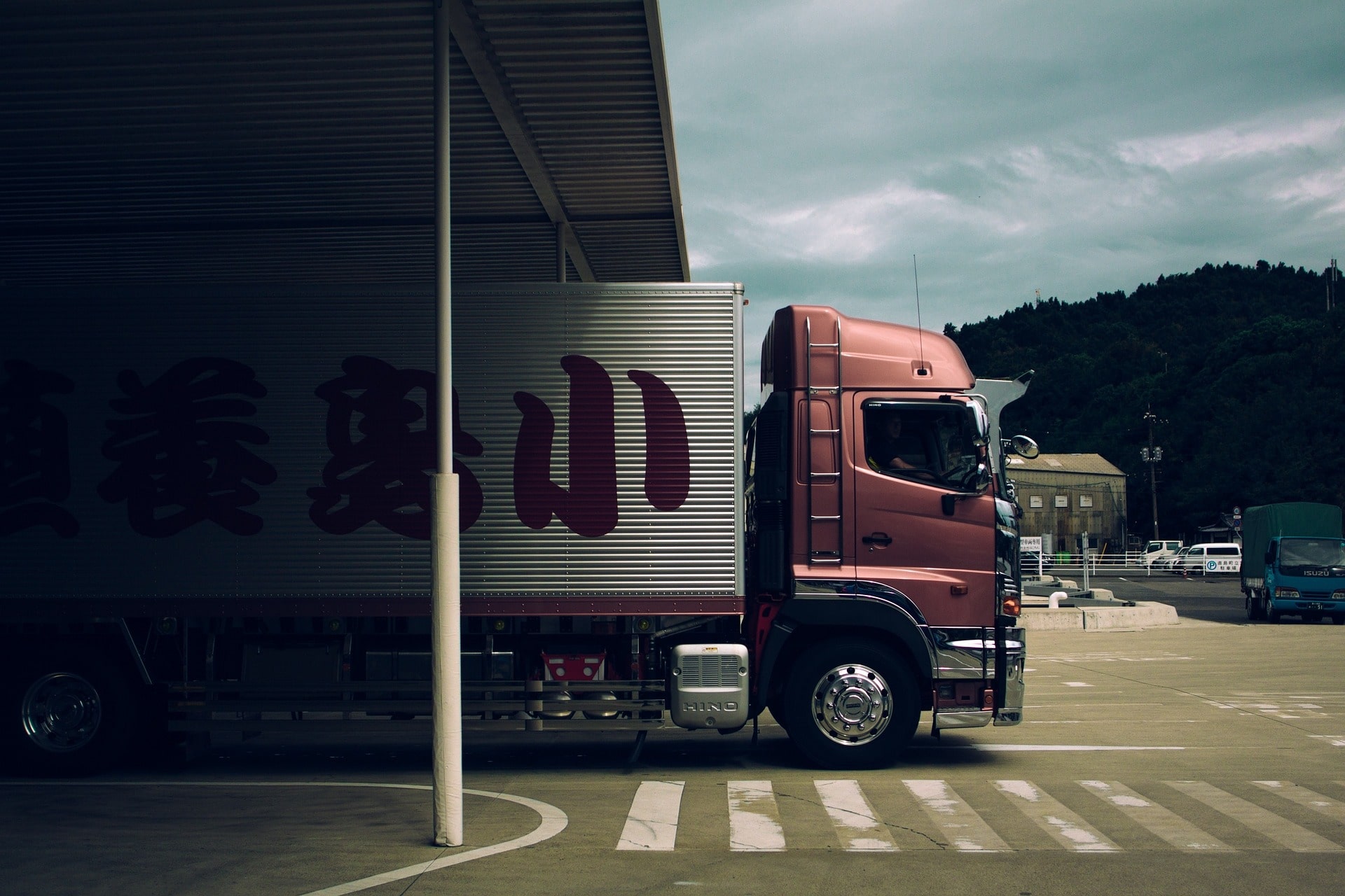 Camion de suministros electricos